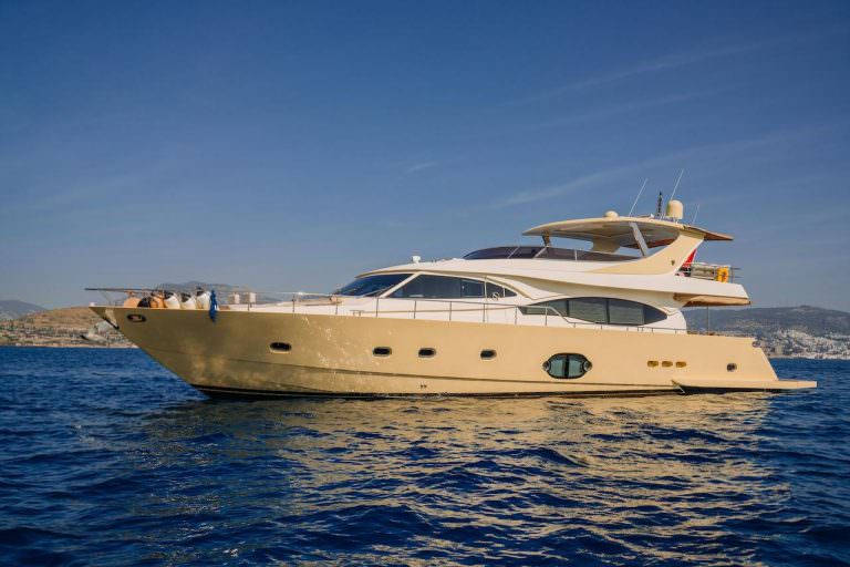 Reis yacht charter luxury yacht cruising at sea, elegant yacht charter experience in Mediterranean waters